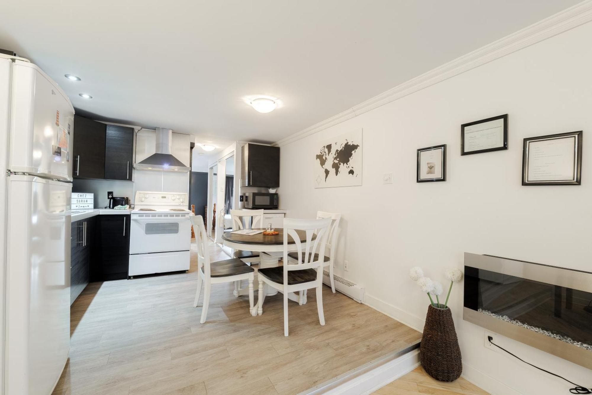 Chez Sarah: Montreal Themed Cozy Loft Apartment Екстериор снимка